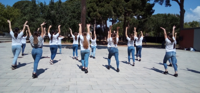 Cambrils celebra el Dia Internacional de la Dansa amb una coreografia enregistrada al Parc del Pinaret.