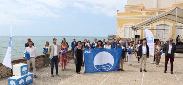 Cambrils recull les quatre Banderes Blaves que acrediten la qualitat de les platges del municipi.