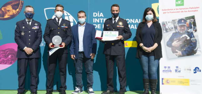La Policia local de Cambrils rep un guardó als serveis policials per la protecció animal La Policia local de Cambrils rep un guardó als serveis policials per la protecció animal